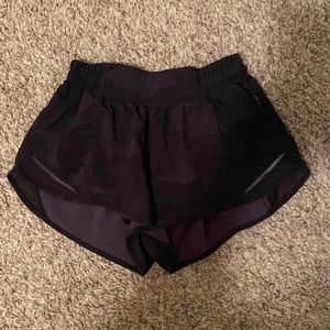 Lululemon black camo, speed up 2.5 inch, hotty hot shorts size 2